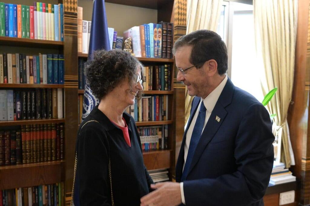 נשיא המדינה יצחק הרצוג נפגש עם שושן הרן ששוחרה מהשבי בעזה