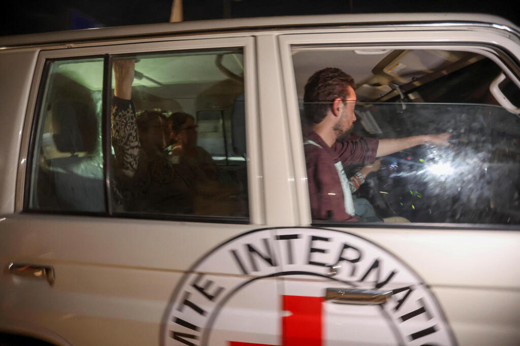 חטופים ברכבי הצלב האדום משתחררים מידי שבי חמאס