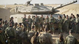 הרמטכ״ל פגש את לוחמי ולוחמות גדוד ׳קרקל׳ ושוחח עם הטנקיסטיות שסיפרו לו על הלחימה מול מחבלי החמאס