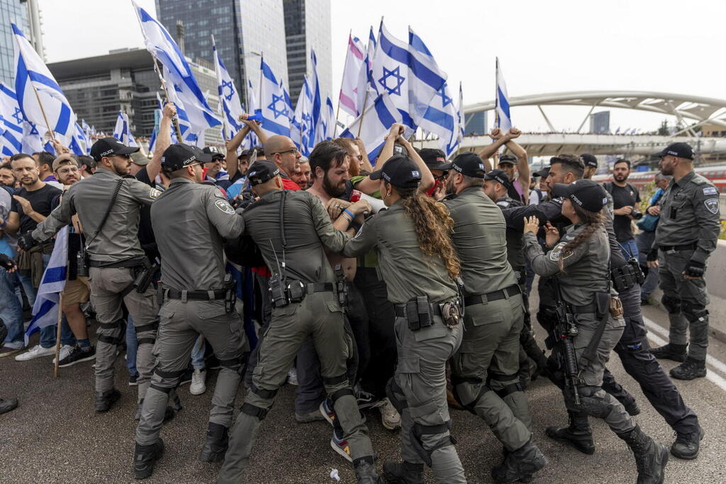 עימות בין שוטרים למפגינים במחאה למען הדמוקרטיה. מתוך תערוכת "עדות מקומית"
