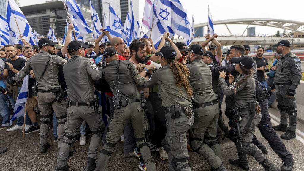עימות בין שוטרים למפגינים במחאה למען הדמוקרטיה. מתוך תערוכת "עדות מקומית"