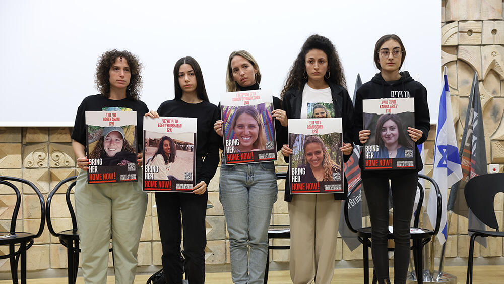 מסיבת עיתונאים בינלאומית שבמהלכה יוצגו הסכנות העומדות בפני נשים חטופות