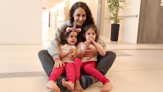 אמה ויולי קוניו בנות ה-3, יחד עם אמן שרון בשניידר