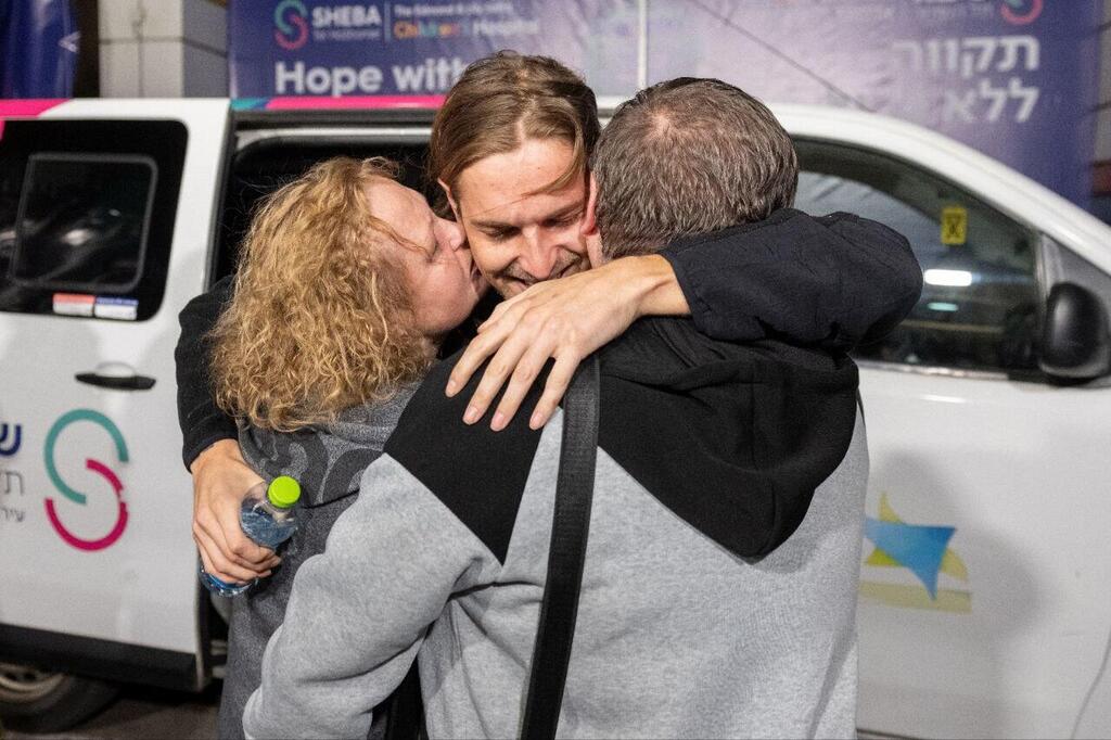 רוני עם משפחתו, אחרי השחרור המפגש הראשון של רון קריבוי עם הוריו לאחר שחררו משבי חמאס