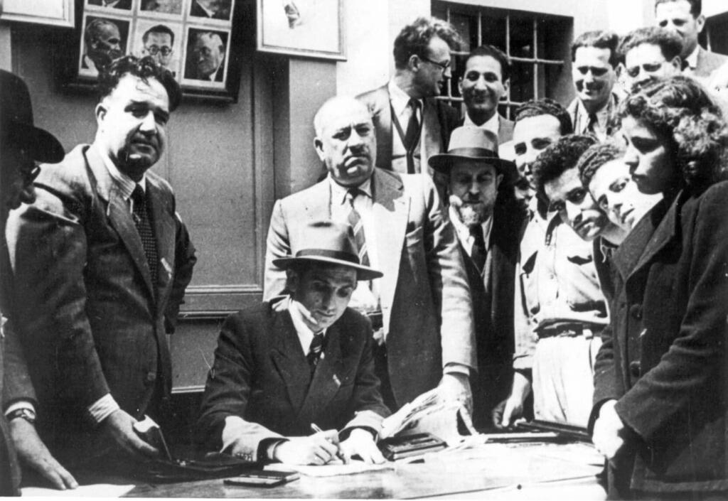 החתמת אישור העליה הראשון מלוב לישראל בשנת 1949