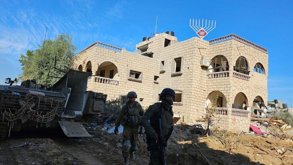 החנוכייה הוצבה על גג מבנה באחת השכונות שבהן צה"ל פועל