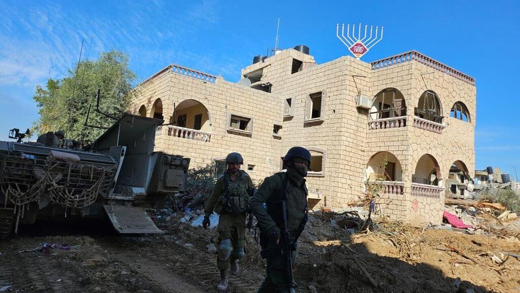 החנוכייה הוצבה על גג מבנה באחת השכונות שבהן צה"ל פועל