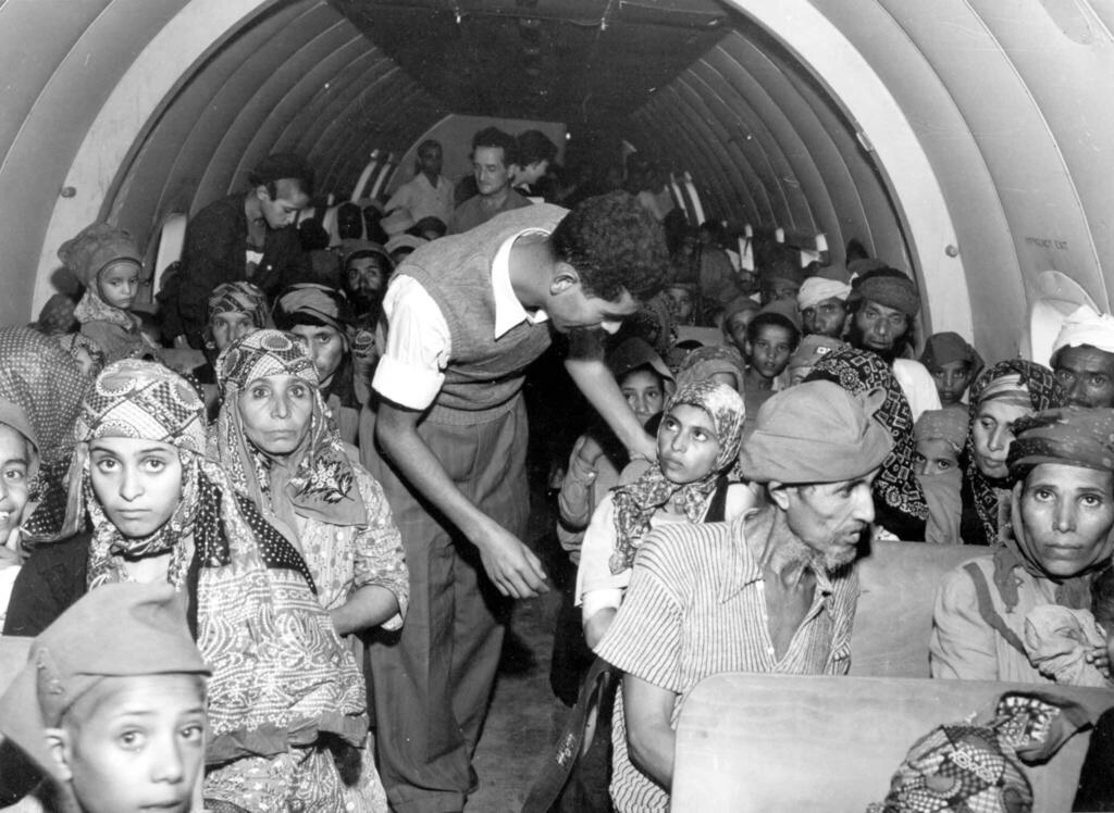 עולים מתימן במבצע כנפי נשרים. צילום בבטן המטוס עדן 1949