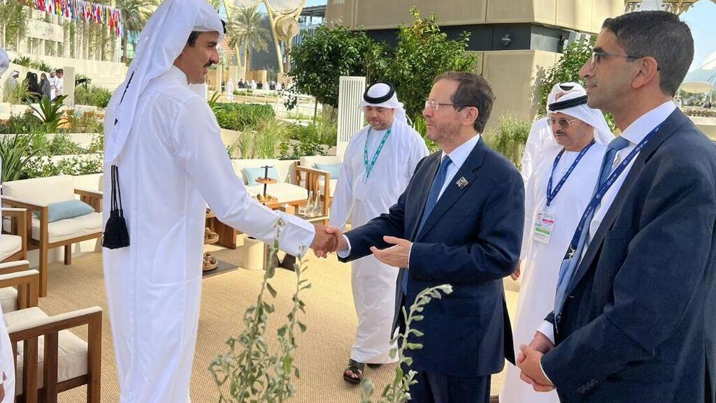 נשיא המדינה יצחק הרצוג נפגש עם אמיר קטאר תמים בן חמד אל־תאני בועידת COP באיחוד האמירויות
