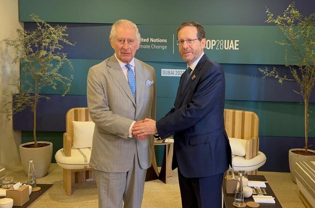 נשיא המדינה יצחק הרצוג נפגש עם מלך אנגליה צ'ארלס השלישי בועידת COP באיחוד האמירויות