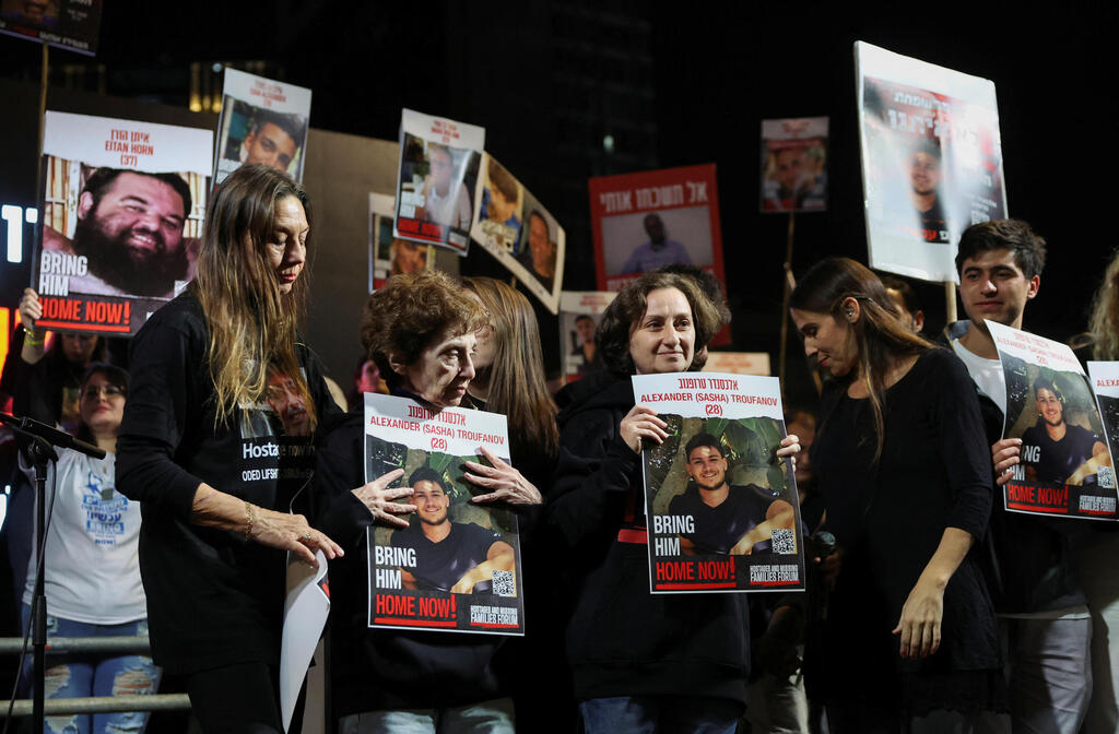 ילנה טרופנוב בעצרת בכיכר החטופים בתל אביב