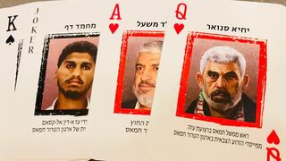 חפיסות קלפים עם תמונות של בכירי ארגון הטרור חמאס