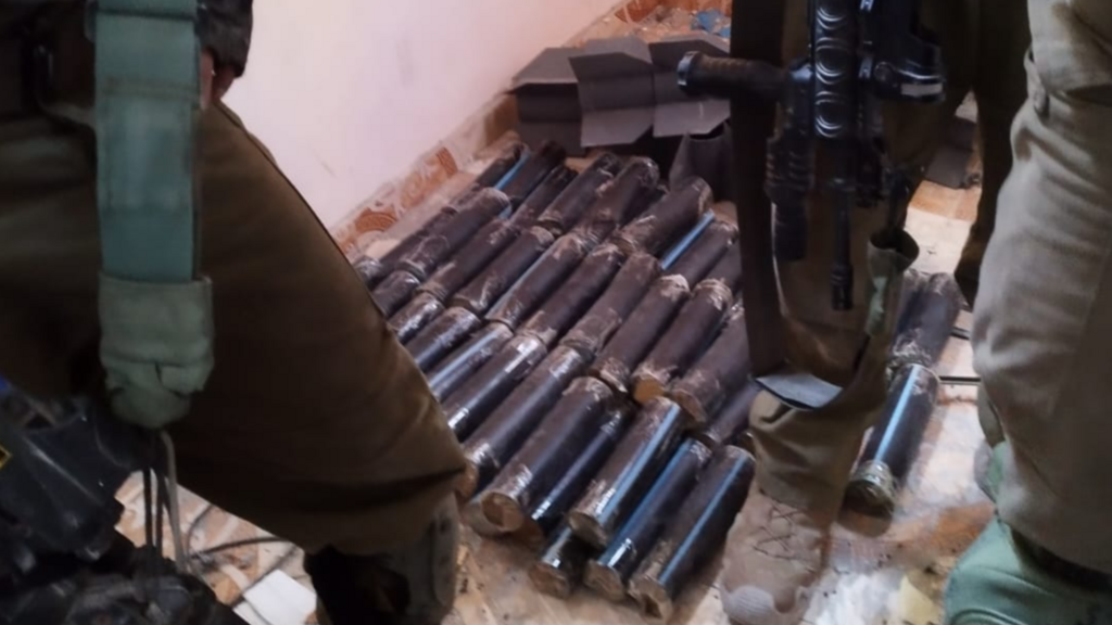 תיעוד מציאת  רקטות וטילי גראד שהוחבאו תחת ארגזי אונר"א בצפון הרצועה