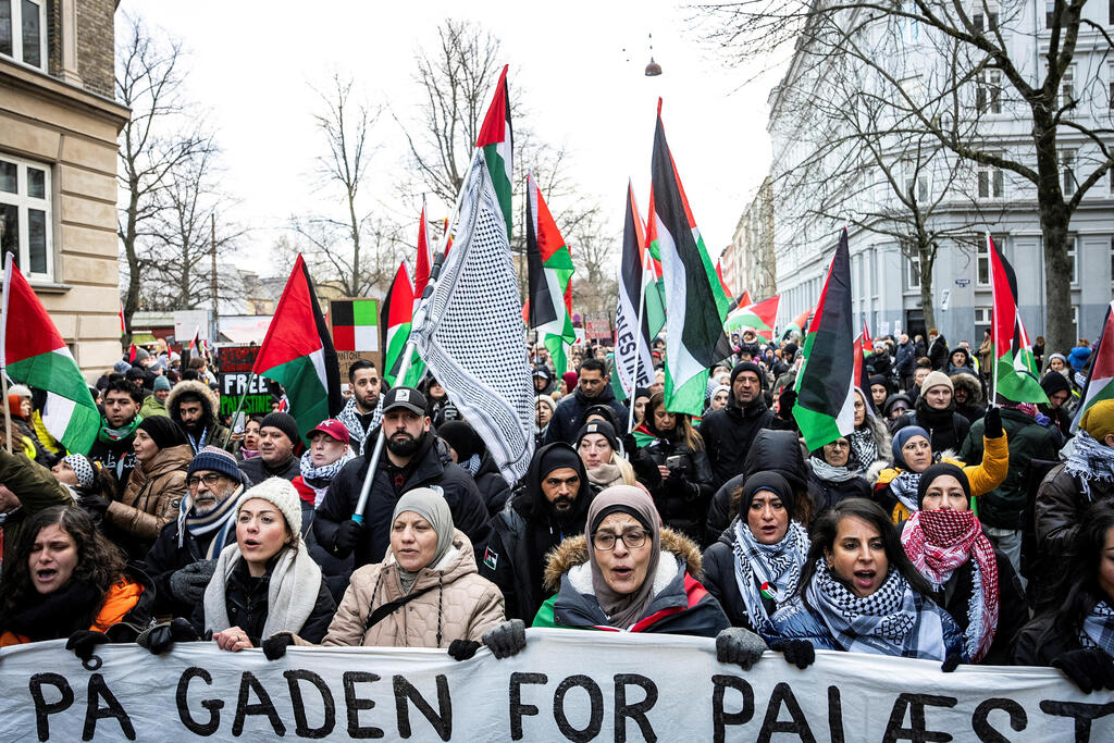 מפגינים פרו פלסטינים בקופנהגן דנמרק  