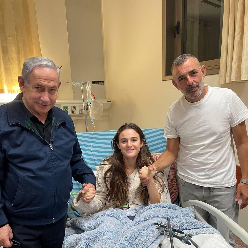 ראש הממשלה בנימין נתניהו ביקר את מיה רגב ששוחרה מהשבי בבית החולים סורוקה