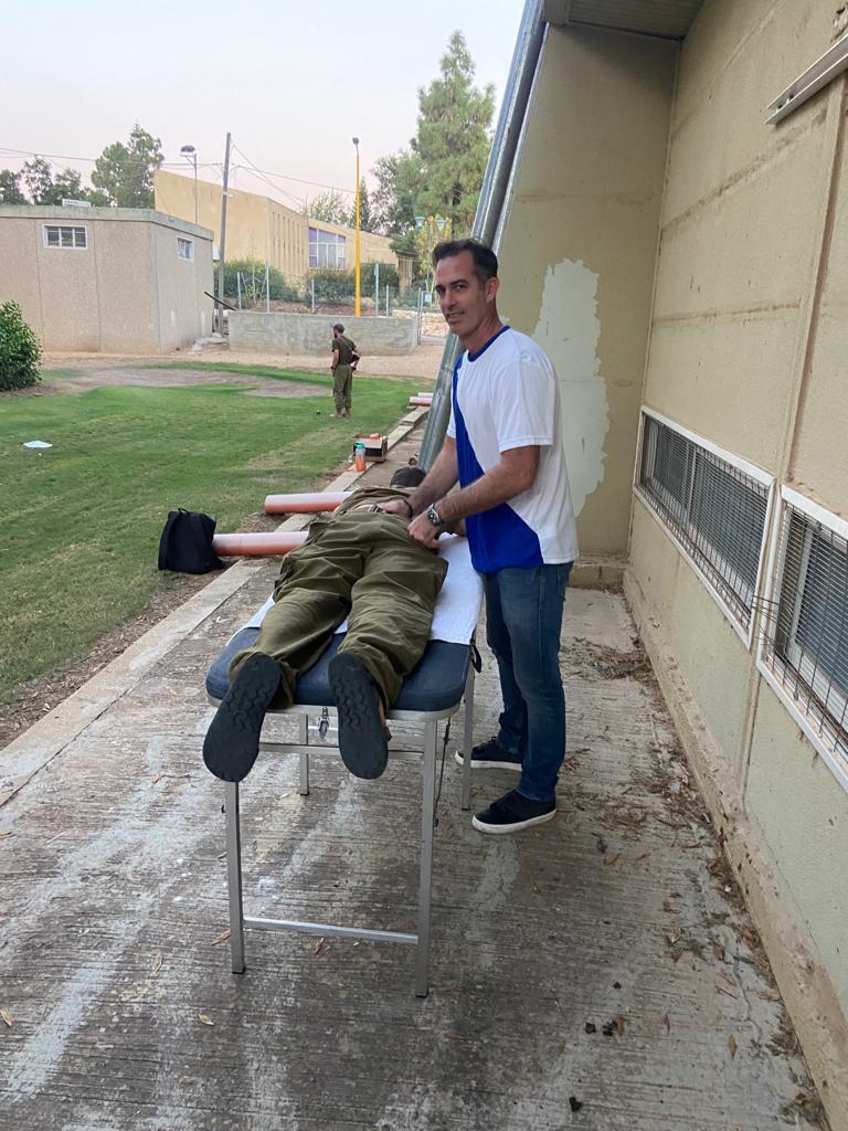 תמיר חן מטפל בחיילים מדינה בהתנדבות