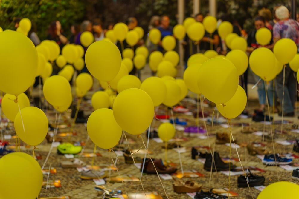 Инсталляция с желтыми шариками, посвященная борьбе за освобождение заложников, в Хайфе 