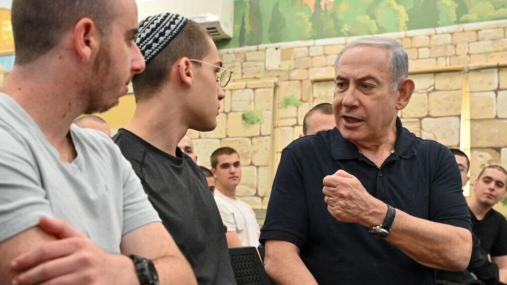 ראש הממשלה בנימין נתניהו ביקר בבסיס תל השומר