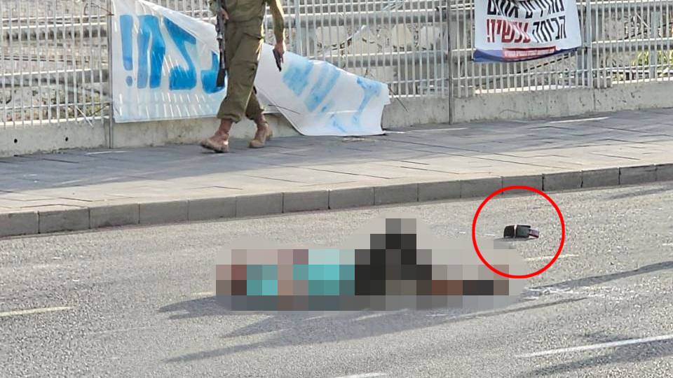  יובל קסטלמן שוכב על הכביש לאחר שהוציא את הארנק להציג את תעודת הזהות
