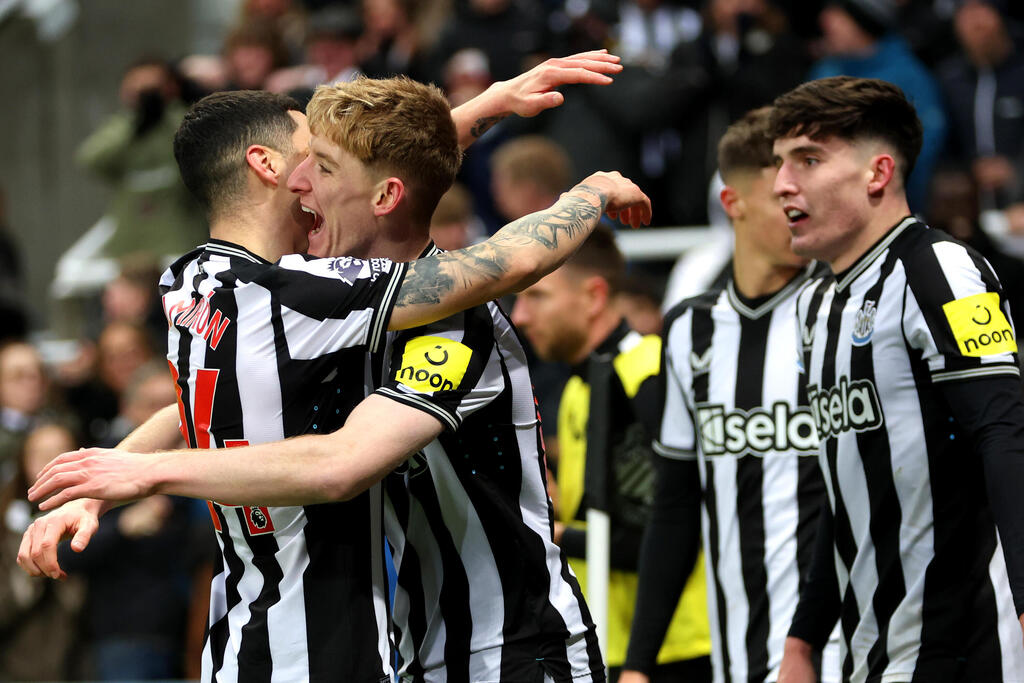 אנתוני גורדון כובש נגד יונייטד