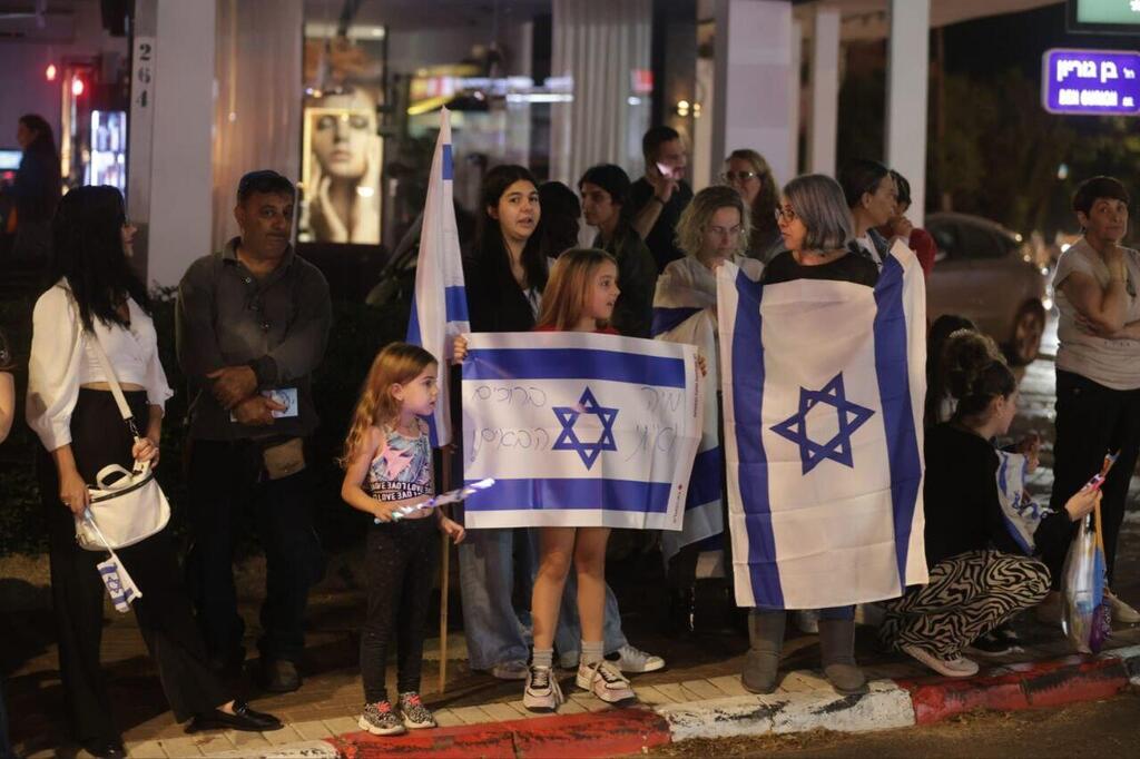 אלפי תושבי הרצליה ממתינים למיה ואיתי רגב.