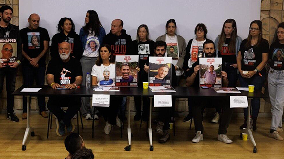 מסיבת עיתונאים של משפחות החטופים