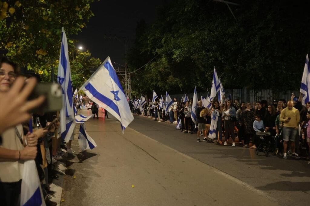 אלפי תושבי הרצליה ממתינים למיה ואיתי רגב.