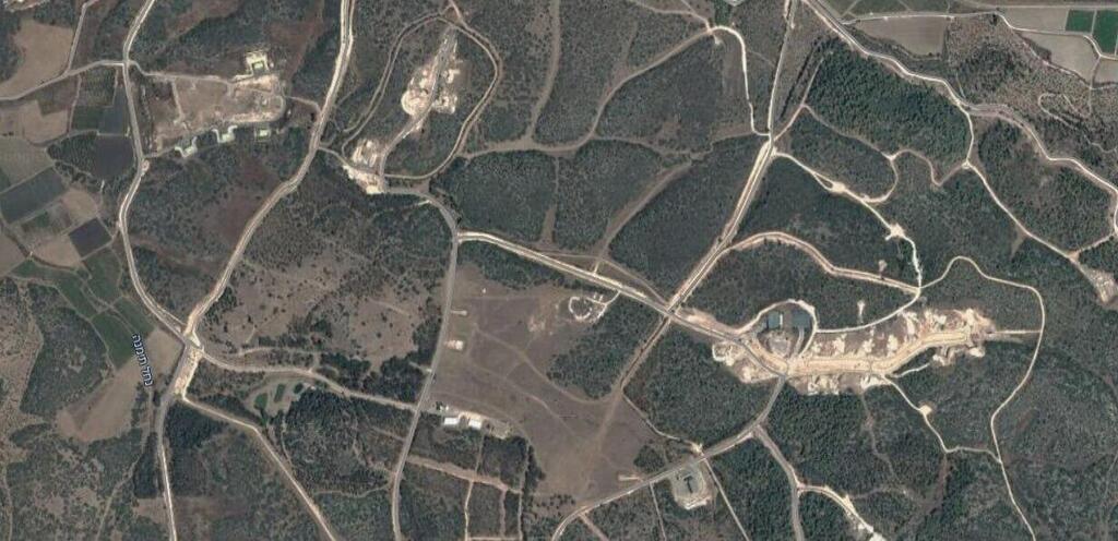 הבסיס מהלוויין (צילום: Google Maps) צילומי לוויין מגוגל של שדות מיכה