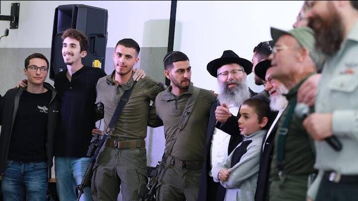 הרב נתנאל לב אביו של בנימין לב שר עם חבריו של בנו