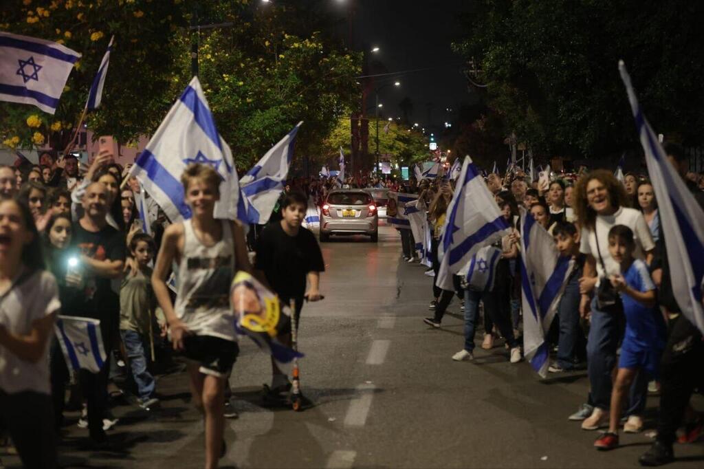 אלפי תושבי הרצליה ממתינים למיה ואיתי רגב.