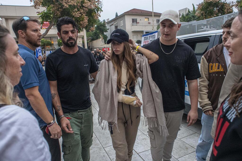 תושבי ותושבות שוהם מקבלים את פניה של מייה שם שחוזרת הביתה