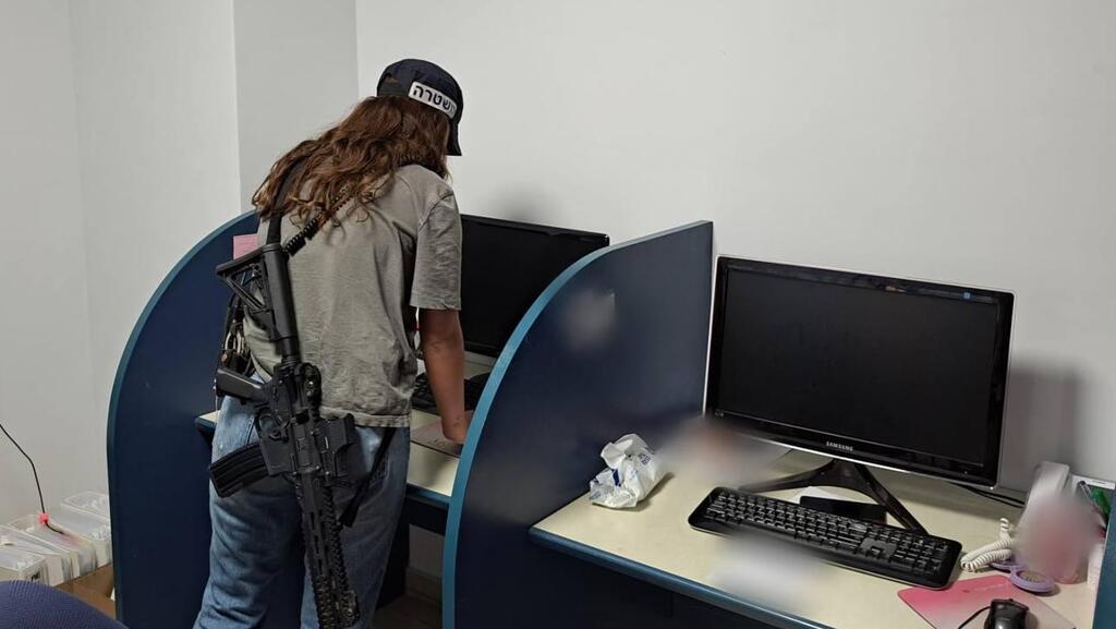 בלשי היאל"כ מבצעים חיפוש במשרדי החשודים