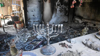 חנוכייה בבית הרוס בקיבוץ כיסופים