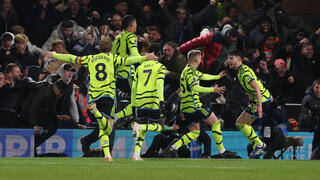 שחקני ארסנל חוגגים את שער הניצחון נגד לוטון 