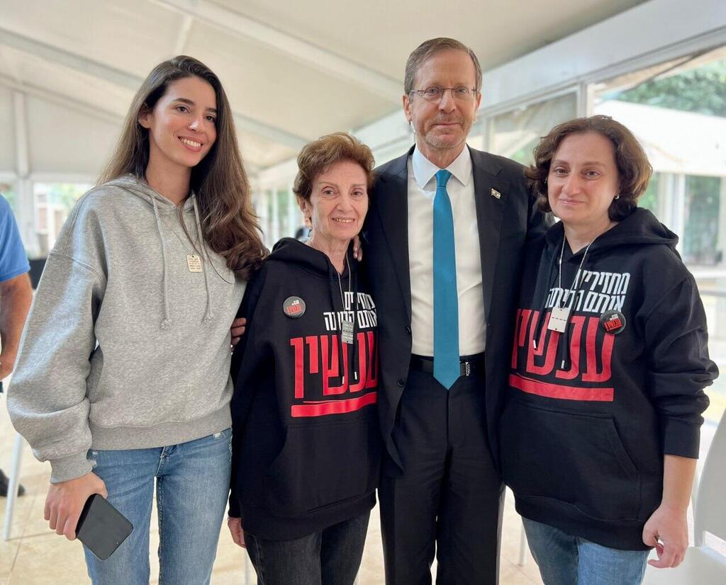 נשיא המדינה יצחק הרצוג ורעייתו מיכל נפגשו עם אירנה טאטי, ילנה טרופנוב וספיר כהן שחזרו משבי החמאס