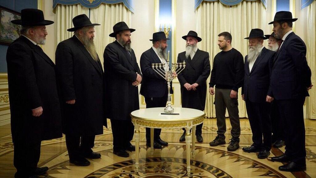 נשיא אוקראינה וולדימיר זלנסקי הדליק נר ראשון של חנוכה בלשכתו