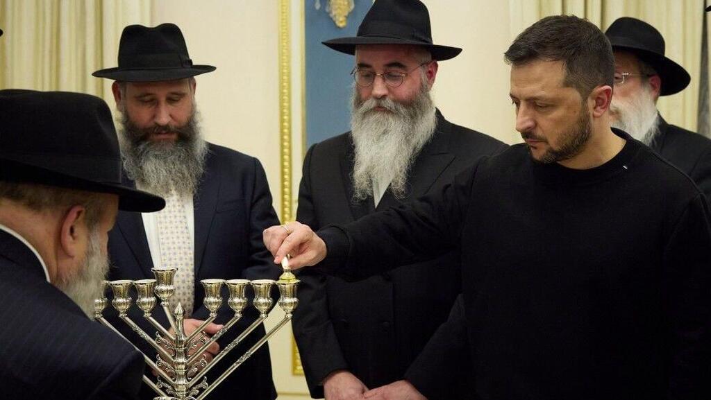 נשיא אוקראינה וולדימיר זלנסקי הדליק נר ראשון של חנוכה בלשכתו