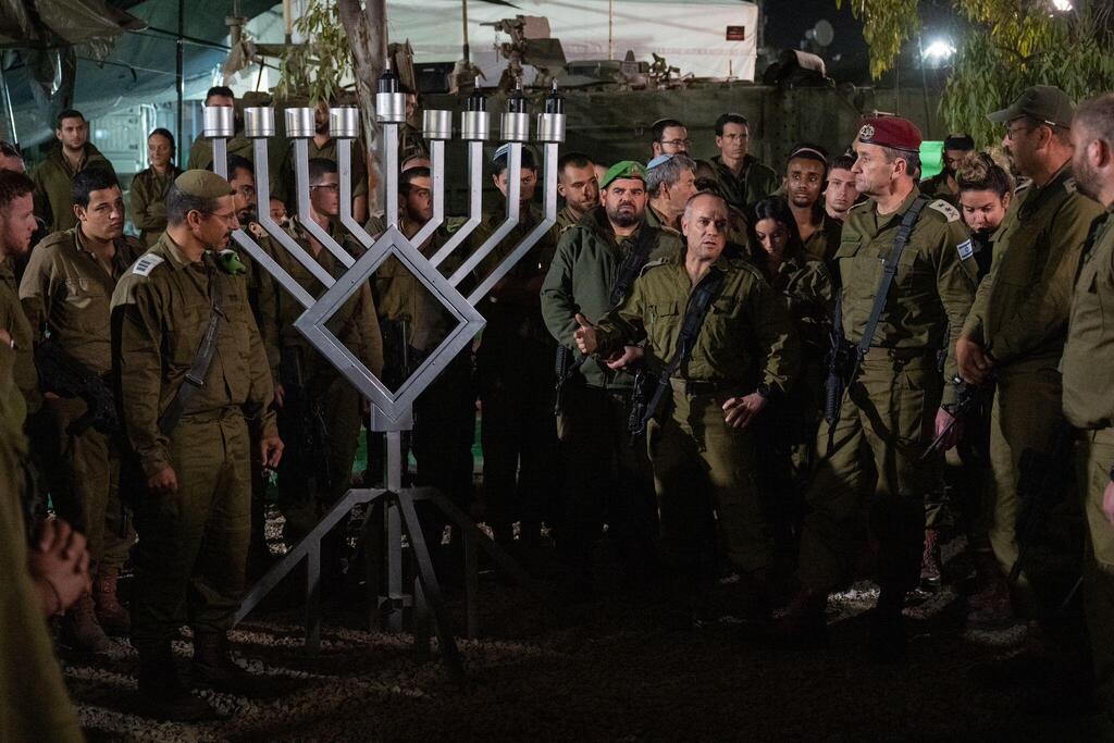 Chief of Staff Herzi Halevi lighting candles with Nahal Brigade soldiers (Photo: IDF Spokesperson's Unit) הרמטכ״ל הרצי הלוי בהדלקת נר שלישי של חנוכה עם חיילי ומפקדי חטיבת הנח״ל