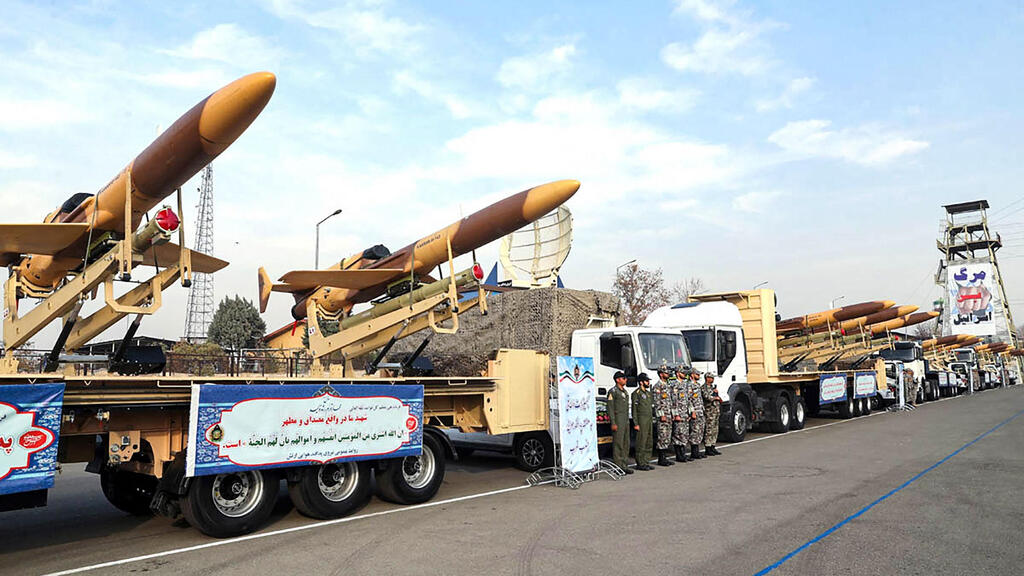 מל"ט כטב"ם חדש בשם קראר ש איראן חשפה בטקס ב טהרן עם כרזות "מחוות לישראל" ולטענתה מצויד בטילי אוויר-אוויר 