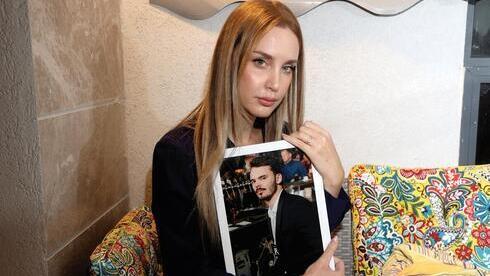 Дженнифер Местер с портретом Андрея Козлова 