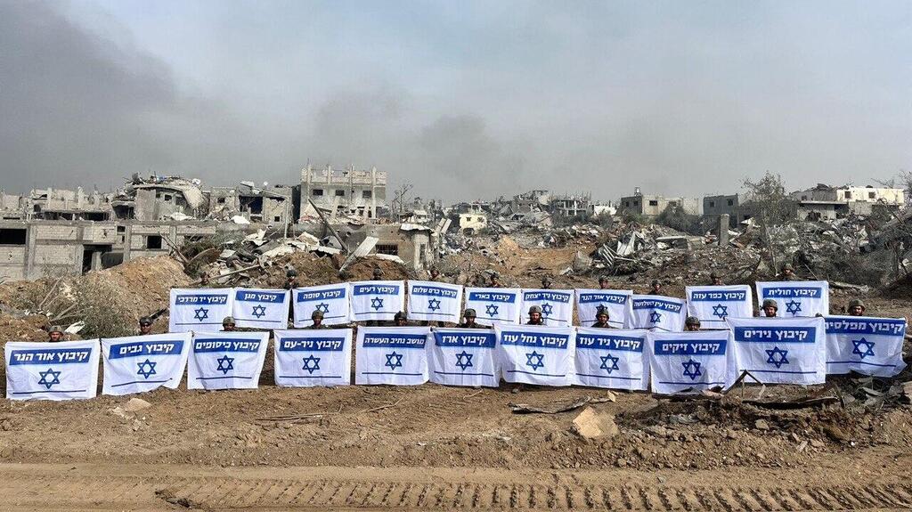 חטיבת כפיר במחווה לתושבי עוטף עזה - מציבים דגלי ישראל עם שמות הקיבוצים בסג׳עיה