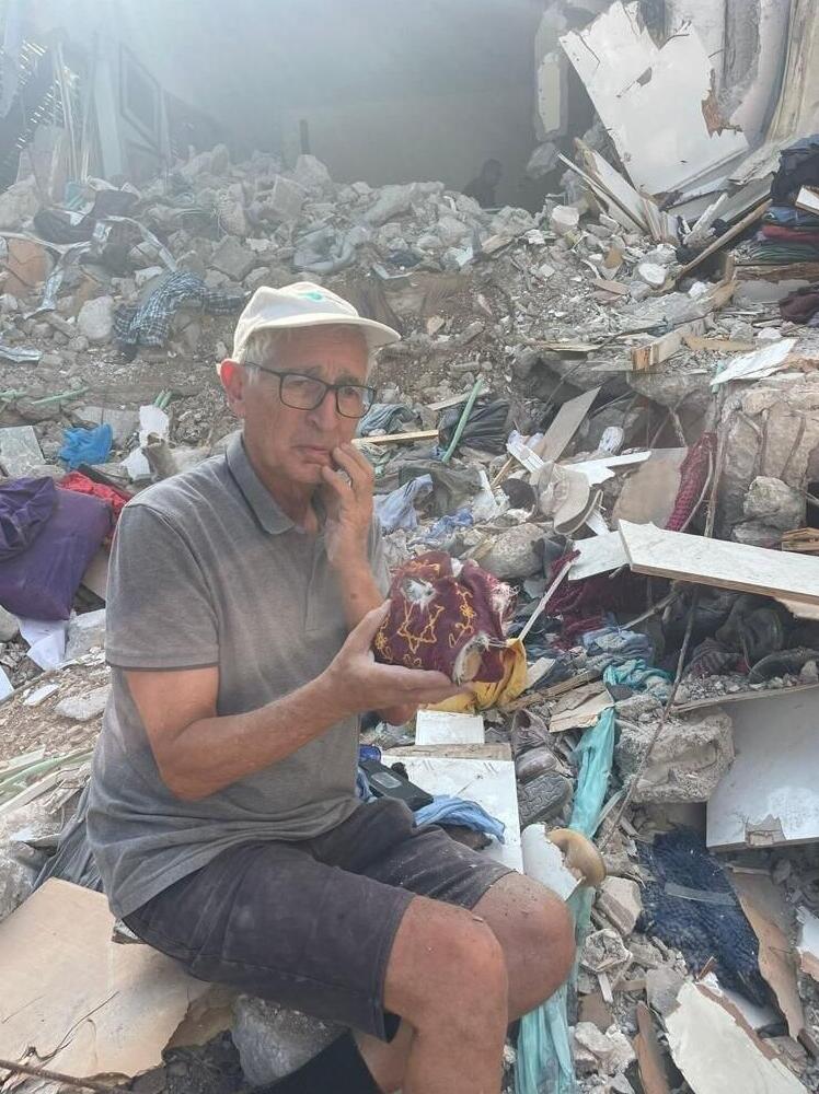 חנוכייתה של משפחת חרמש מכפר עזה שהרצוג העביר לביידן