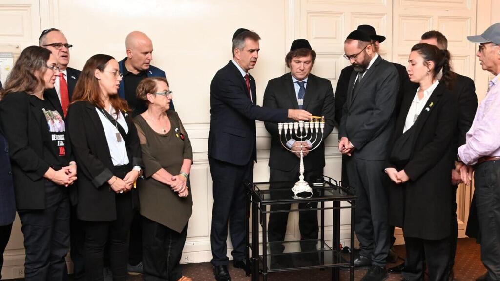 נשיא ארגנטינה הנבחר, חאבייר מיליי, לצד שר החוץ אלי כהן בהדלקת נרות חנוכה