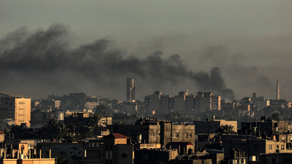 עשן מיתמר בעקבות תקיפה של צה"ל באזור חאן יונס ב רצועת עזה לפנות בוקר ב-10 בדצמבר