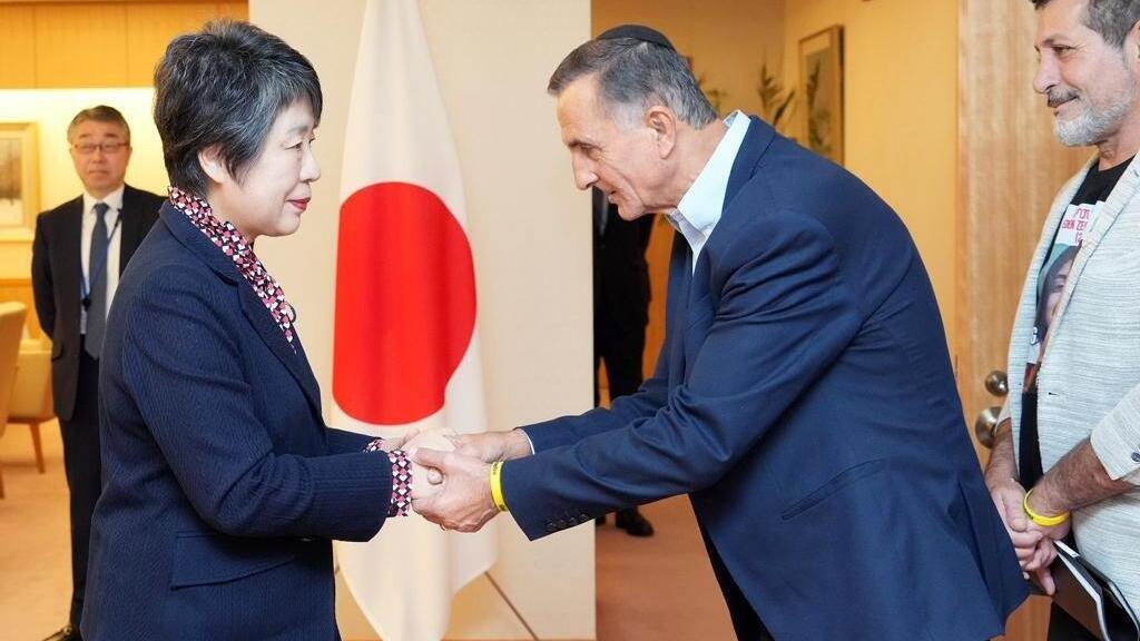 בני משפחת חטופים נפגשו עם שרת החוץ של יפן יוקו קמיקאווה