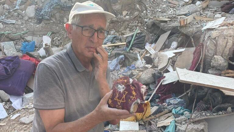 שי חרמש עם התפילין ששרדו את מתקפת הטרור של חמאס