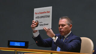 גלעד ארדן מציג את המספר של סינוואר בעצרת של האו"ם