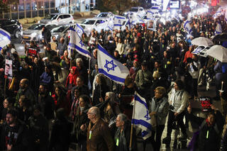 משפחות החטופים יחד עם הפעילים מתחילים צעדה למשרד רה"מ 