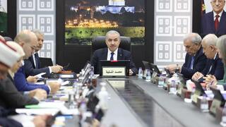 רה"מ הפלסטיני מוחמד אשתייה ישיבת הממשלה השבועית ברשות הפלסטינית