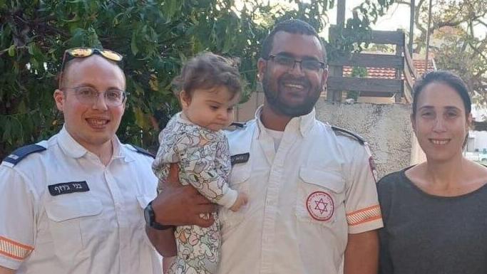 התינוקת גפן ליבוביץ' בלעה חרוז עם צוות מד"א שהציל אותה